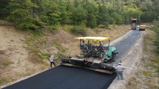 Kışın karla mücadele ediyorlar, yazın 40 derece sıcağın altında köy yollarını asfaltlamak için gece gündüz çalışıyorlar