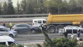 Kocaelide feci kaza: Motosiklet sürücüsü kamyonla otomobil arasına sıkıştı