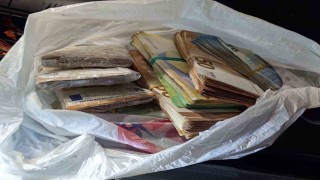 Koltuk ve gösterge paneline gizlediği 55 bin euro ile yakalandı