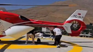 Kolu kırık hasta ambulans helikopter ile Vana getirildi