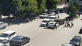 Kombi tartışması hastanede bitti: 5 kişi kiracıyı cadde ortasında sopalarla dövdü