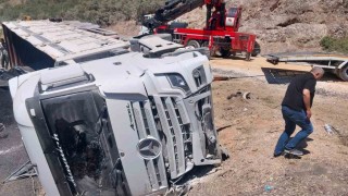 Kömür yüklü tır devrildi: Sürücünün burnu bile kanamadı