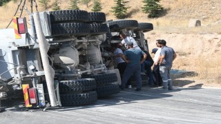 Kontrolden çıkan beton mikseri refüje devrildi: 1 yaralı