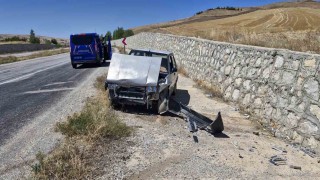 Kontrolden çıkan Fiat Tofaş otomobil duvara çarptı: 2 yaralı