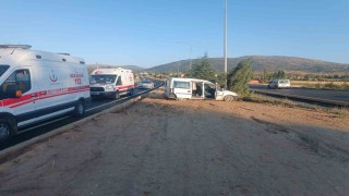 Kontrolden çıkan hafif ticari araç direğe çarptı: 5 yaralı