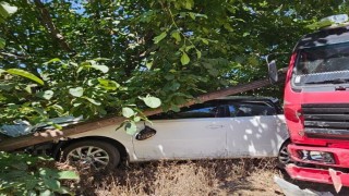 Kontrolden çıkan kamyon otomobile çarparak durdu