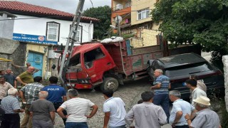 Kontrolden çıkan kamyon park halindeki araç ile elektrik direğine çarparak durabildi