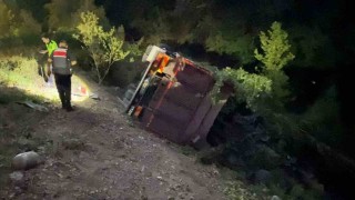 Kontrolden çıkan kamyon şarampole yuvarlandı: 3 yaralı