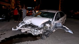 Kontrolden çıkan otomobil ağacı ve direği devirdi, sürücü kaçtı