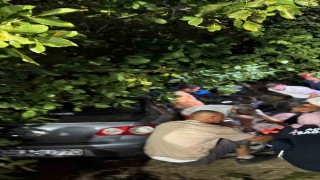 Kontrolden çıkan otomobil, ağaçlık alana girdi: 3 yaralı