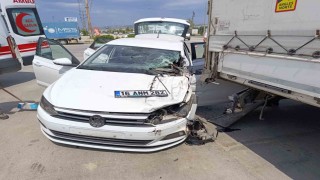 Kontrolden çıkan otomobil benzinlikteki tıra çarptı