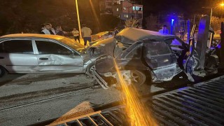 Kontrolden çıkan otomobil park halindeki araca çarptı... O anlar kamerada