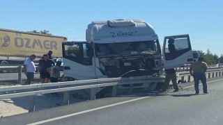 Kontrolden çıkan tır refüje çarparak durabildi