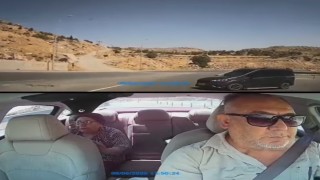 Kontrolsüz şekilde yola çıkan aracın kaza yaptığı anlar kamerada