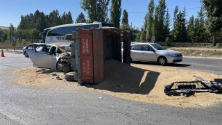 Kontrolsüz yola çıkan buğday yüklü traktör kazaya neden oldu: 3 yaralı