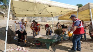 Konuralp Antik Tiyatro kazılarına gönüllü kazı desteği devam ediyor