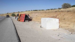 Konyada mermer blok ve tomruk taşıyan tırlar devrildi: 2 yaralı