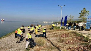 Körfezde kıyı temizliği: Yarım saatte 70 kilo atık toplandı