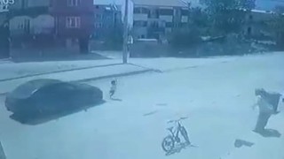 Koşarak caddeye çıkan 4 yaşındaki çocuğa otomobil böyle çarptı