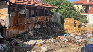 Kötü kokunun kaynağı ortaya çıkınca mahalleli şaşkına döndü