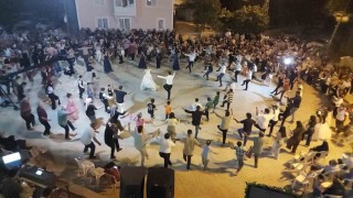 Köy meydanı halk oyunu sahnesine dönüştü: Köylüler Zeybek ve Teke Zortlatması oynadı