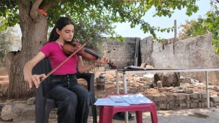 Köyde keman çalmayı öğrenen 14 yaşındaki kız güzel sanatlar lisesini kazandı