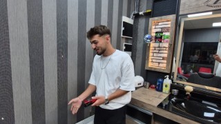 Kuaförde görünmez kaza: Müşterisinin saçını keserken duvardaki petek yere düştü