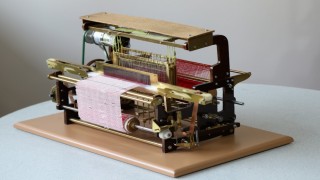 Küçük atölyesinde minyatür dokuma tezgahları yapıyor: Dünyadaki tek koleksiyonu oluşturdu