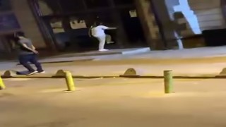 Küçükçekmecede bir kadın caminin kapısını taşla kırıp, mahalleyi ayağa kaldırdı