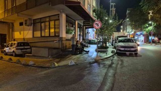 Küçükçekmecede kız arkadaşıyla yürüyen gence silahlı saldırı kamerada