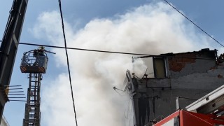 Küçükçekmecede korkutan çatı yangını