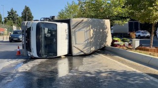 Küçükçekmecede sebze yüklü kamyonet devrildi: 2 yaralı