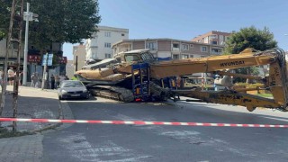 Küçükçekmecede tırdan düşen iş makinesi araca çarptı