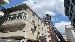 Küçükçekmecede yıkımı yapılan binanın bir kısmı bir anda çöktü