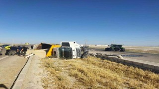 Kum yüklü kamyon refüje devrildi: 1 yaralı