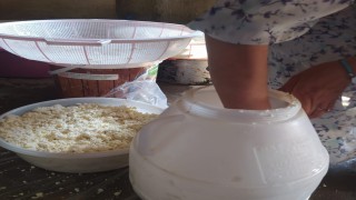 Kuma gömülerek olgunlaştırılan küp peyniri, asırlık lezzetini koruyor