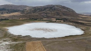 Kuraklık bir gölü daha kuruttu, tamamen kuruyan gölden geriye tuz tabakası kaldı