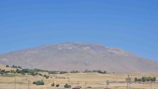 Kuraklık Süphan Dağını vurdu: Aşırı sıcaklar Süphan Dağının karını eritti