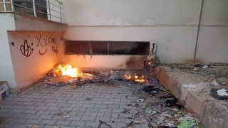 Kurtalanda çıkan yangın binaya ve araçlara sıçramadan söndürüldü