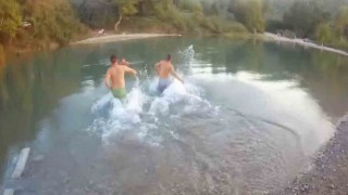 Kurtarma çabaları sonuç vermedi, arkadaşlarının gözleri önünde hayatını kaybetti