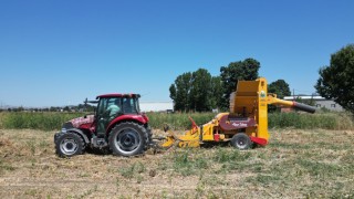 Kuru fasulye hasat makinesi İnegöl tarlalarında mesaiye başladı