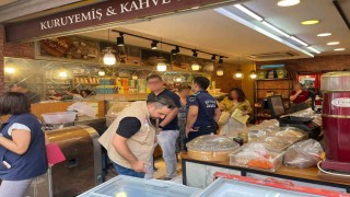 Kuru yemişçide kilolarca böceklenmiş ürün imha edildi