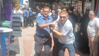 Kurusıkı silahla kuyumcu soymaya kalktı: Kuyumcu ve esnaftan meydan dayağı yedi