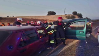 Kütahyada 2 araç kafa kafaya çarpıştı: 2 ölü, 1 yaralı