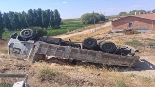 Kütahyada inşaat malzemesi yüklü kamyon devrildi: 1 yaralı