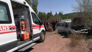 Kütahyada kontrolden çıkan otomobil şarampole devrildi: 3 yaralı