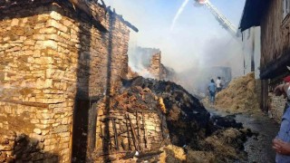 Kütahyada köyde çıkan yangında 4 ev hasar gördü