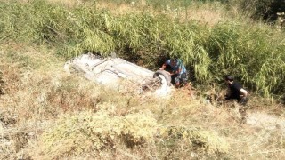 Kütahyada otomobil su kanalına devrildi: 2 yaralı