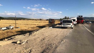 Kütahyada otomobil tarlaya uçtu: 2 yaralı