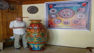 Kütahyalı sanatçıdan 165 santimetrelik vazo ile 8 devlet büyüğüne vefa